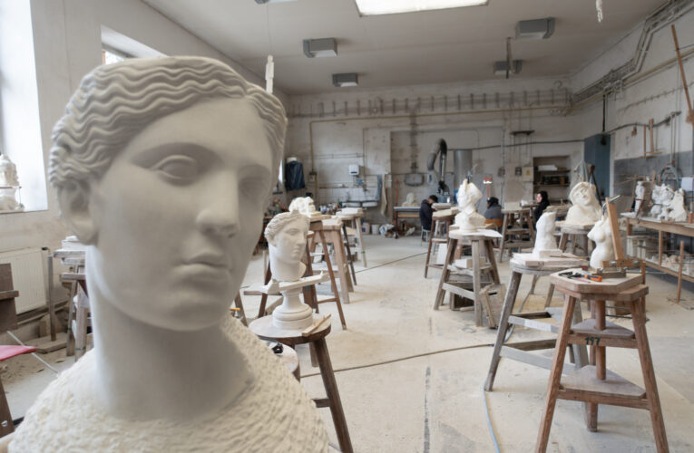 Galerie plastik v Hořicích v Podkrkonoší uvádí výstavu