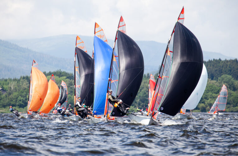 Mistrovství Evropy juniorů 2024 v olympijských třídách 49er a 49erFX na českém moři České posádky v top ten