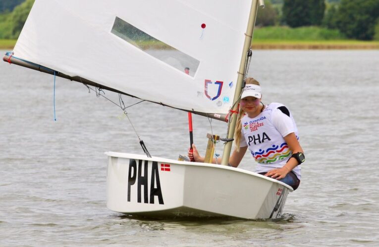 Dvě rozjížďky a málo větru Jachting na Olympiádě dětí a mládeže