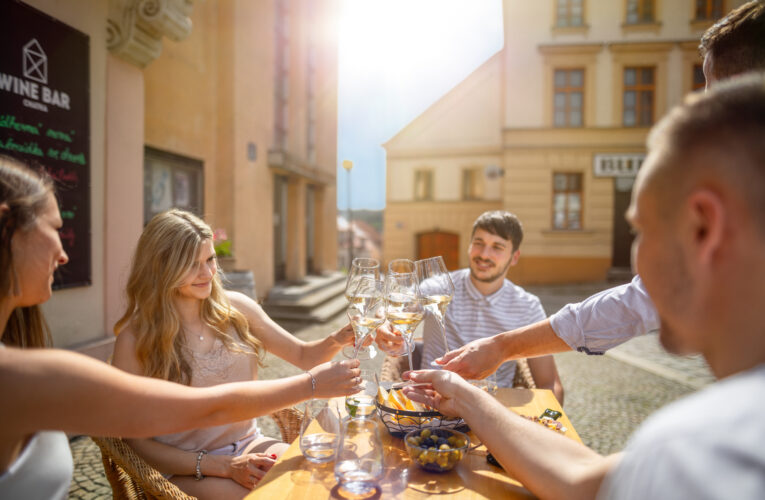 Hradební pondělí, cimbálové muziky, chill out party, tančírnu a spoustu dalšího přinese Znojemské kulturní léto