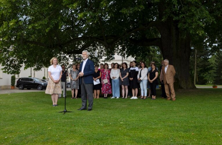 Prezident Petr Pavel s chotí Evou zahájil výstavu prezidentských automobilů ze sbírky Národního technického muzea na zámku v Lánech.
