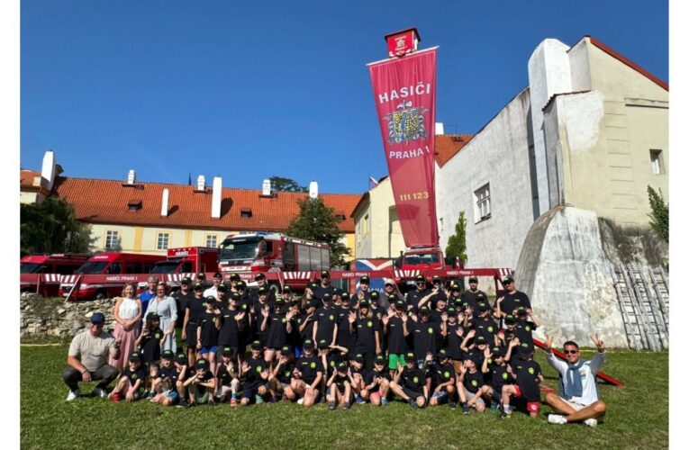 Ohni zmar! Tradičním pozdravem začal 13. hasičský tábor Prahy 1 na Loretě.