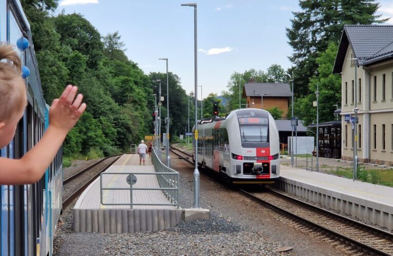 Na tratích ve středních Čechách jezdí už šest RegioFoxů v barvách PID