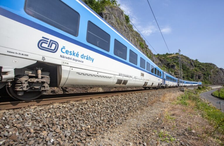 České dráhy upraví ve více než 200 vozech okna pro snazší průchod mobilního signálu