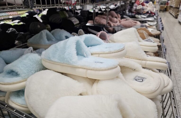 Koupí domácí obuvi v Globusu lidé podpoří Papučový den, charitu mobilních hospiců