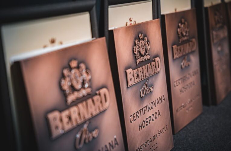 Bernard si váží dobrých hospod. Ty nejlepší oceňuje