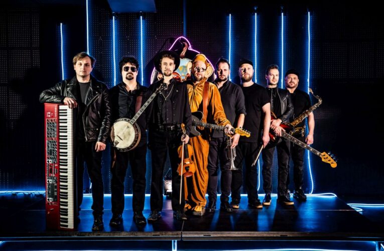 POLETÍME?  v klipu Hendmejdmjůzik popustili uzdu umělé inteligenci