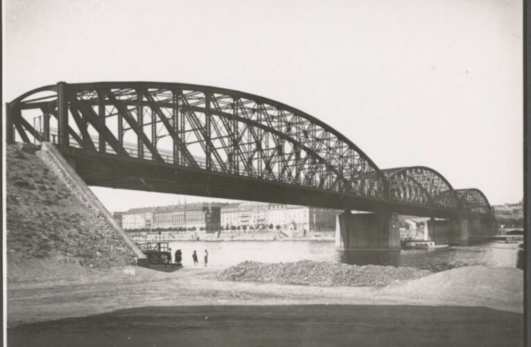 1 2 3 – 123 let s železničním mostem