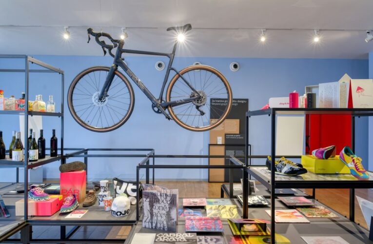 VÝSTAVA IDENTITA – PŘÍBĚH ČESKÉHO GRAFICKÉHO DESIGNU VYZDVIHUJE OBOR, KTERÝ ČECHY HRDĚ REPREZENTUJE STO LET, NADCHNE ZNALCE I ŠIROKOU VEŘEJNOST