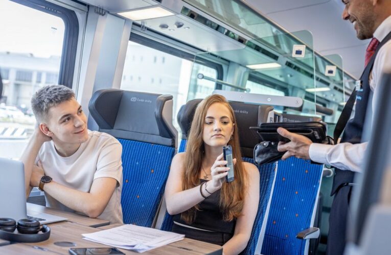 Novinky v aplikaci a e-shopu Českých drah. Jízdenku si nově můžete uložit do elektronické peněženky a na pár kliknutí vyřídíte i cestovní pojištění