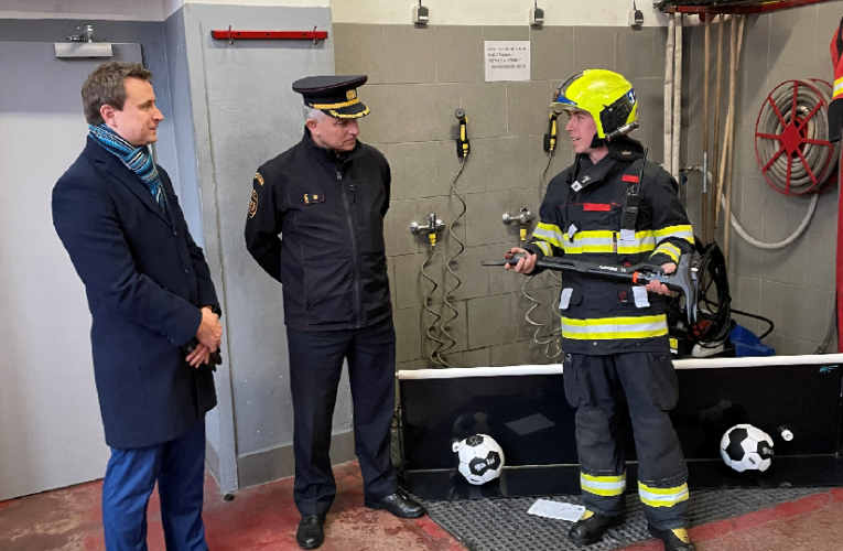 Praha 2 obdarovala strážníky, policisty i hasiče