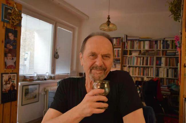 K poezii, stejně jako k lásce, víno odedávna patří