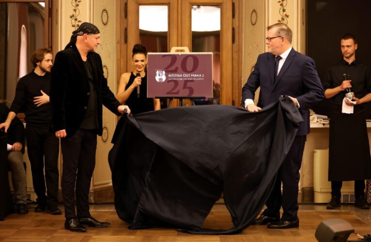 Praha 2 představila nový kalendář na rok 2025 s významnými osobnostmi spjatými s městskou částí