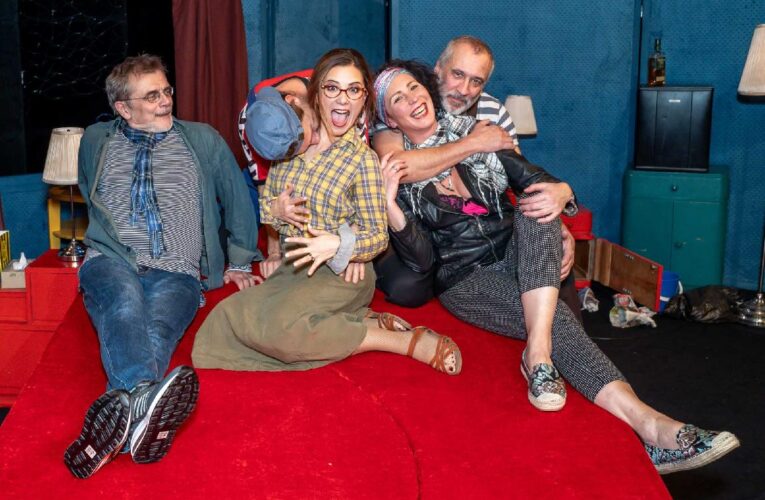 Humor a napětí na jevišti: Premiéra komedie Sex na vlnách v divadle U hasičů