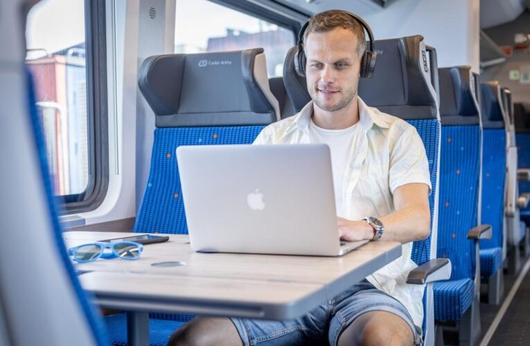 Polovina vlaků umožňuje nabíjet cestovní elektroniku