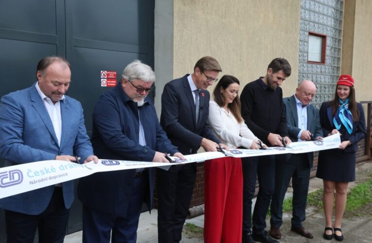 Žáci oboru Mechanik opravář kolejových vozidel mají ve vršovickém depu ČD novou dílnu pro praktickou výuku