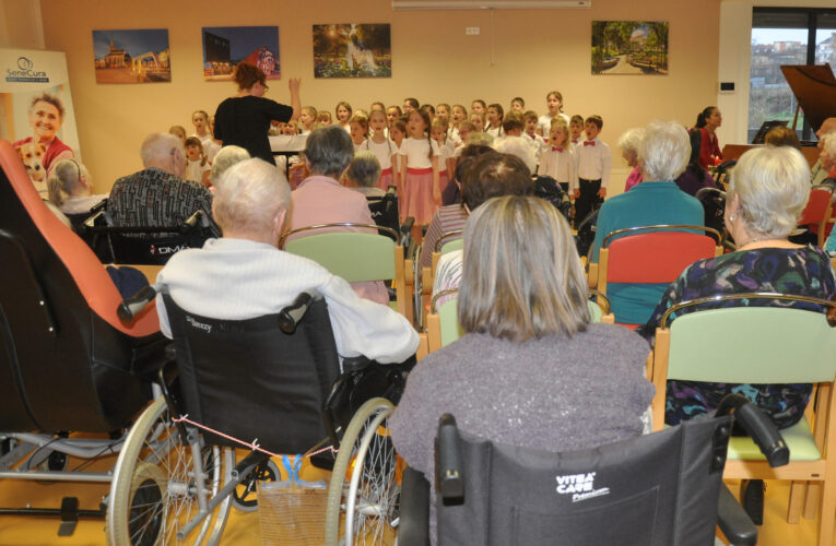 Dětské sbory opery plzeňského divadla zpívali seniorům