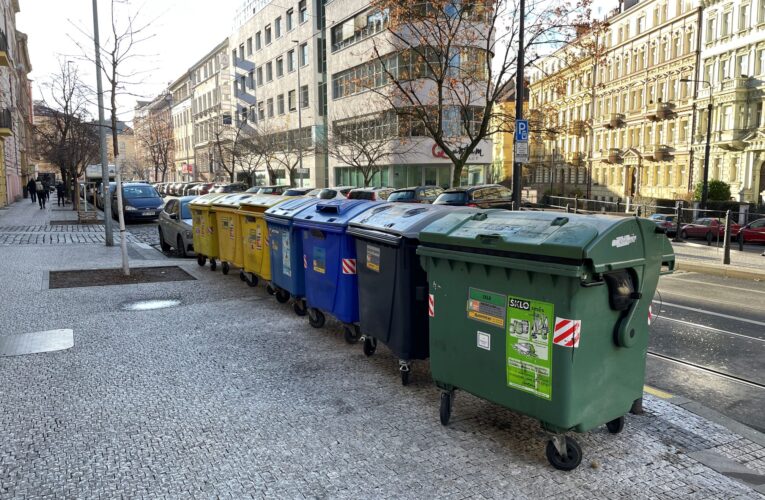Praha 2 posiluje úklidové služby a zavádí mimořádný svoz odpadu