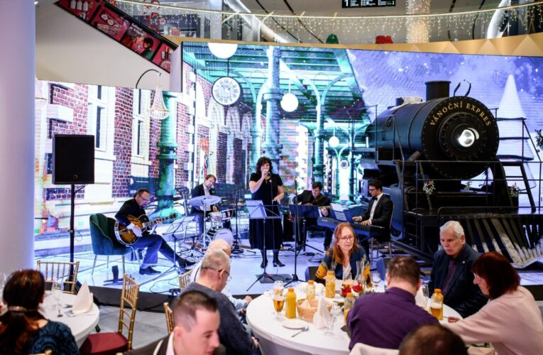 ŠTEDROVEČERNÍ VEČEŘE VE WESTFIELD CHODOV JIŽ POSEDMÉ PŘINÁŠÍ OSAMĚLÝM VÁNOCE PLNÉ RADOSTI