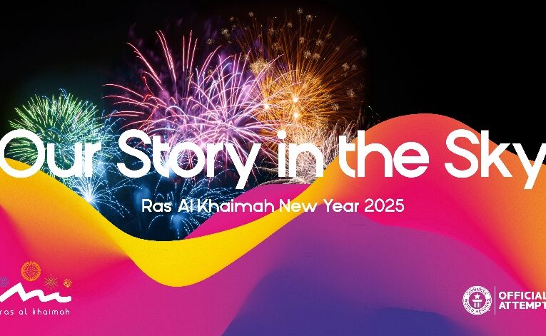 BĚHEM SILVESTROVSKÉ NOCI ODVYPRÁVÍ ÚCHVATNÝ OHŇOSTROJ SPOLU S LASEROVÝMI DRONY PŘÍBĚH EMIRÁTU RAS AL KHAIMAH