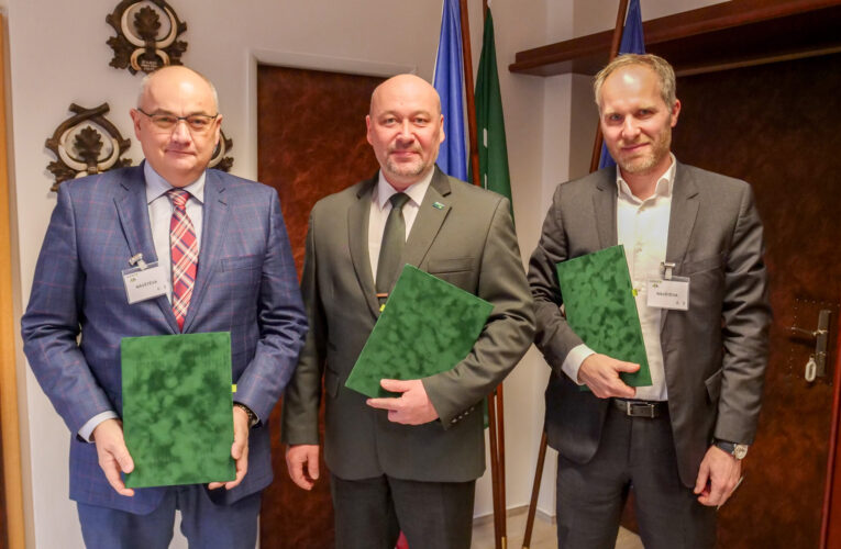 ČEZ a Lesy ČR podepsaly Memorandum o spolupráci při výrobě a využití elektřiny z obnovitelných zdrojů