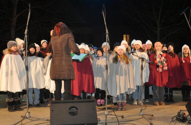 Rozsvícení vánočního stromečku provázelo zpívání světových koled