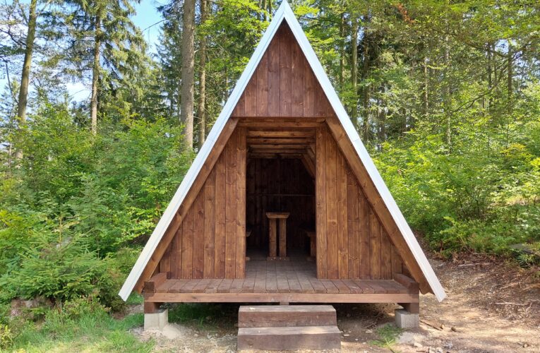 Jedenatřicet přístřešků, ve kterých se dá v nouzi i přespat,   za rok postavily u dálkových turistických tras Lesy České republiky