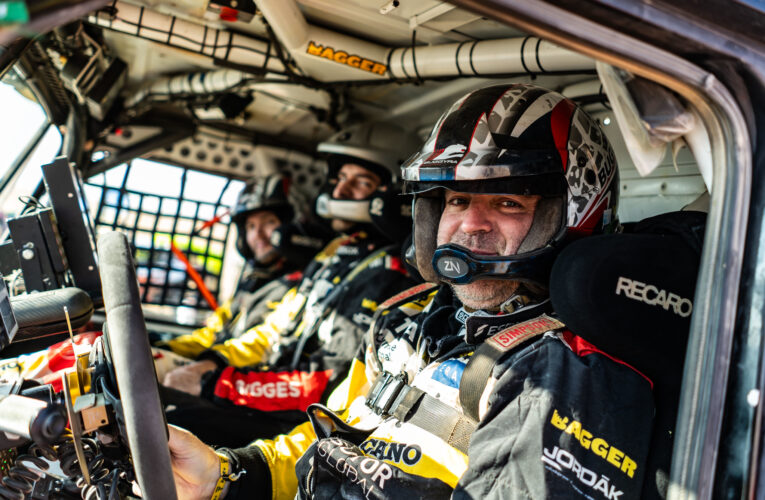 Šoltyse nadchly české vlajky kolem trati, Karel Poslední se už s dunami kamarádí Martin Šoltys si v dnešní desáté etapě pojistil průběžné čtvrté místo v kategorii kamionů.