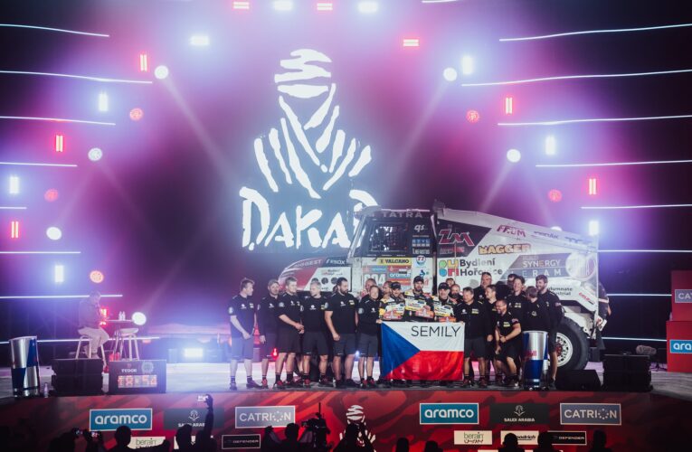 Aliyyah Koloc si poslední den Dakaru vybrala smůlu až do dna, Martina Šoltyse přiletěl zkontrolovat do dun vrtulník