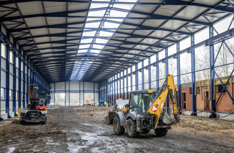 Stavba moderní opravárenské haly v Chebu pokračuje podle plánu