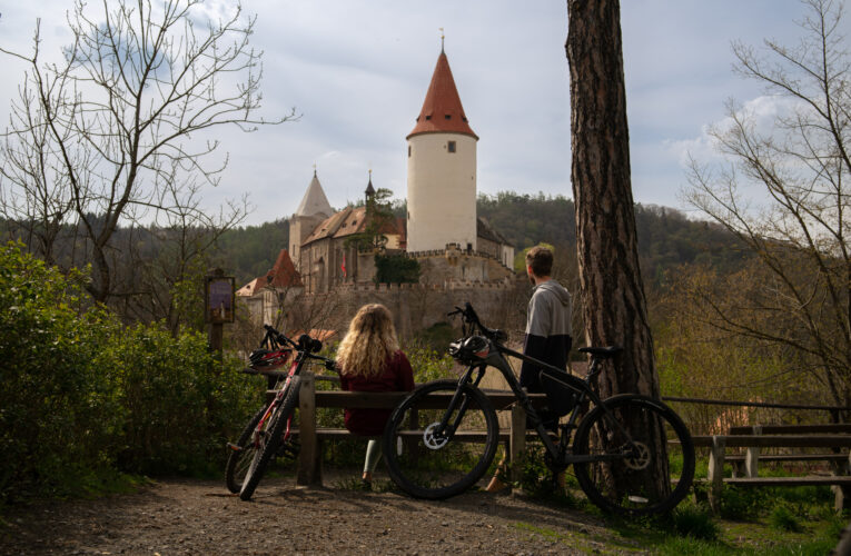 Novinky turistické sezóny středních Čech: poutní i naučné stezky, oslavy UNESCO nebo expozice na hradě