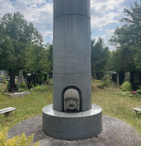 Nadace Život umělce a Divadlo na Vinohradech spouští sbírku na záchranu hrobu Zdenky Baldové a Karla Huga Hilara