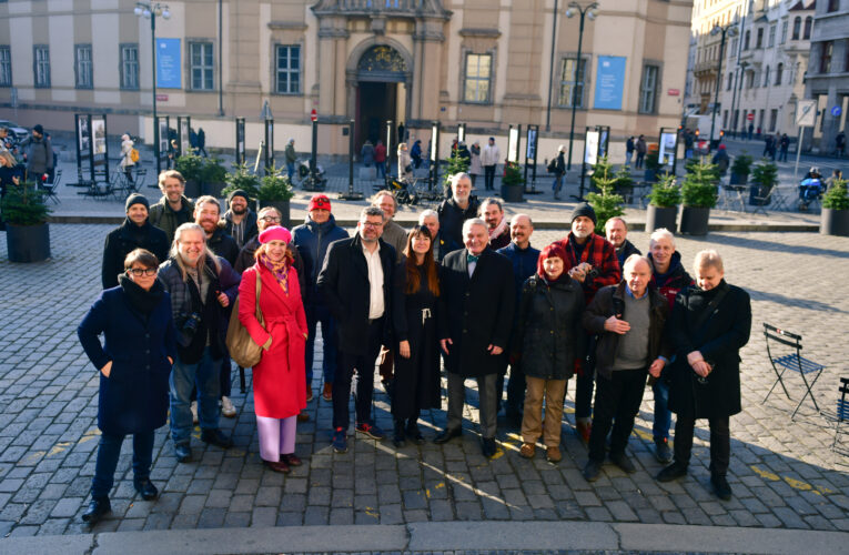 Hlavní město zahájilo na Mariánském náměstí výstavu Grant Prahy – 30 let Czech Press Photo