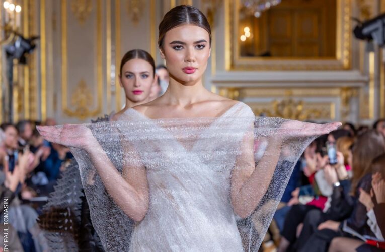 Módní návrhářka Jitka Klett sklízí další zahraniční úspěch! Tentokrát na Paris Fashion Week.