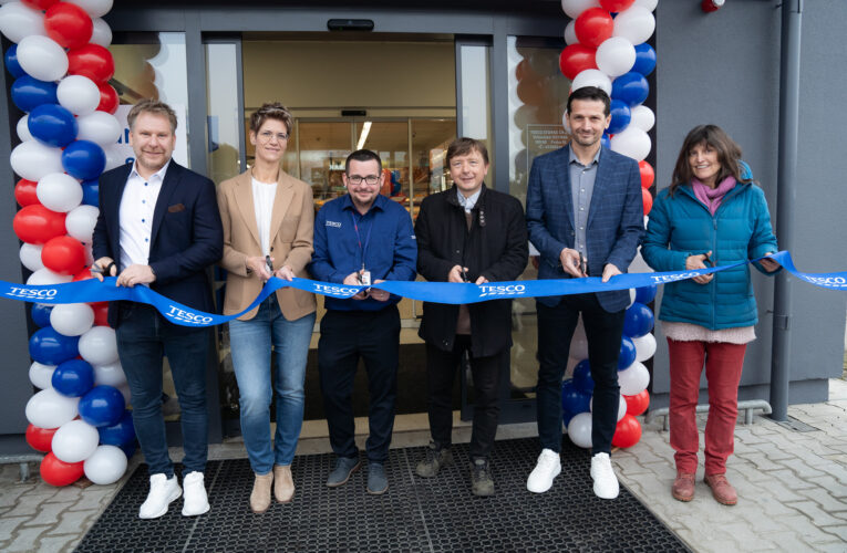 Tesco pokračuje v modernizaci: Nově otevřená prodejna v Čerčanech přináší inovace i udržitelná řešení