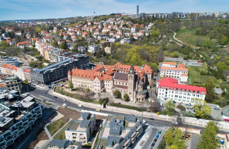 Zichovec Winter Affair je svátkem vzácných exkluzivních piv   Druhý ročník Festivalu Zichovec Winter Affair se po roce opět vrátil do pražského kláštera Gabriel Loci. Zúčastnilo se 25 světových pivovarů a více než 150 různých piv, které návštěvníkům prezentovali zástupci samotných pivovarů.