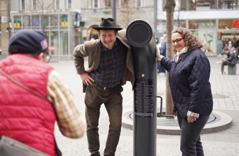 Na Václavském náměstí opět ožily revoluce. Poesiomat nabízí hlas Palacha a Havla, ale i básně od Nezvala či písně Semaforu