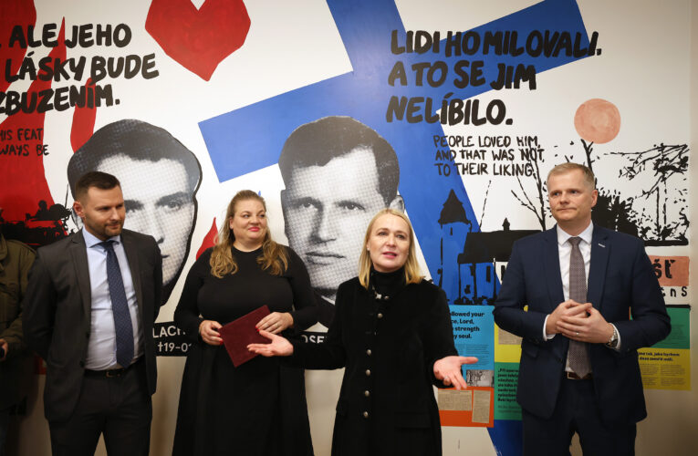 Josefa Toufara a Jana Palacha připomínají  nové pamětní desky v Legerově ulici