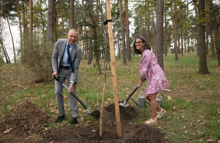 Americký astronaut Andrew J. Feustel zanechal svou stopu v botanické zahradě v Troji. V rámci projektu Kořeny osobností vysadil kalifornský dub