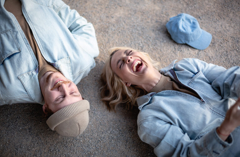 Bára Poláková a Štěpán Urban vypouštějí Draka, videoklip s Ivanem Trojanem v hlavní roli.