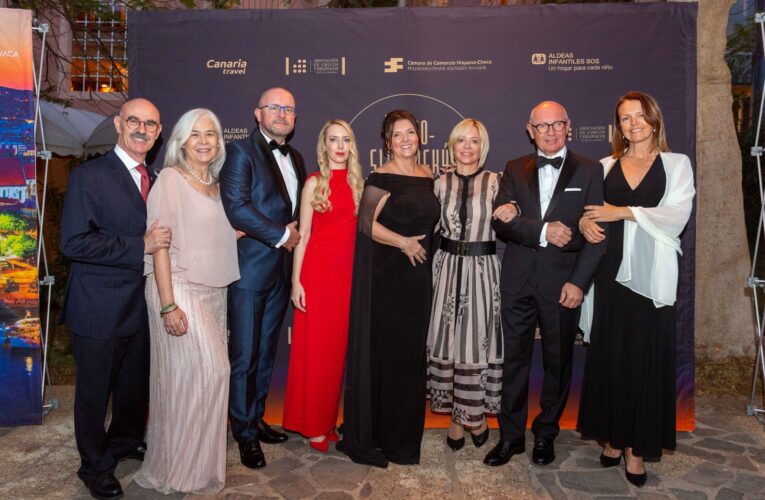 Krásná Anna Chladová a ohromující Markéta Konvičková. Velkolepý ples na Tenerife plná hvězd