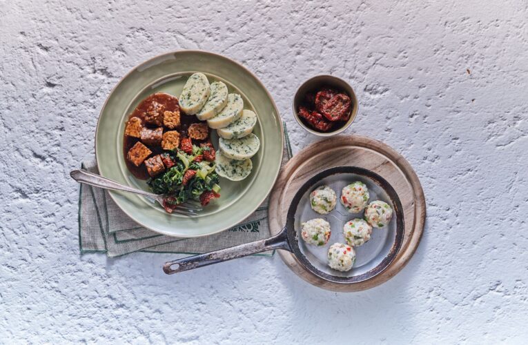 Na Zelený čtvrtek servírujte bramborový knedlík s medvědím česnekem