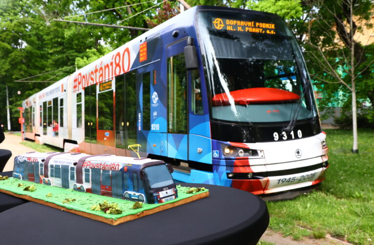 Do pražských ulic vyjela speciální tramvaj odkazující na výročí 80 let od Pražského povstání
