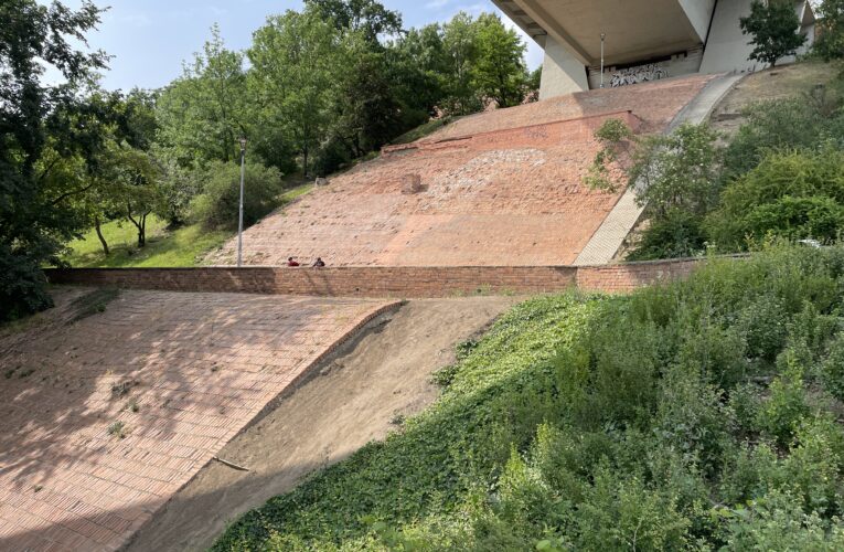 Cihlový svah v parku Folimanka  se dočká obnovy