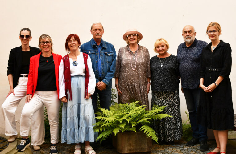 Jarní poetický dvorek