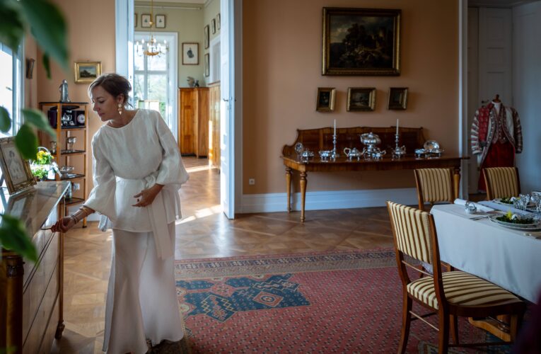 Machač obléká hraběnku Kinskou – když se noblesa potkává s pohodlím