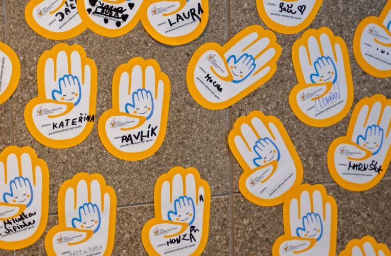 Darujte naději jednou samolepkou Ručičky – McDonald’s opět spojuje srdce