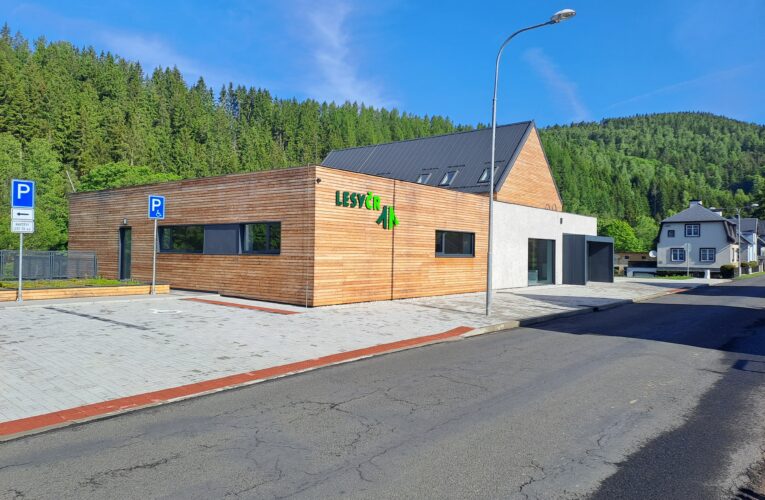 Moderní budovu lesní správy s velkým podílem dřeva postavily v západních Čechách Lesy České republiky