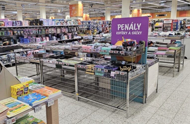 Globus se mění na obří papírnictví. Nabídne obalení sešitů a knih zdarma