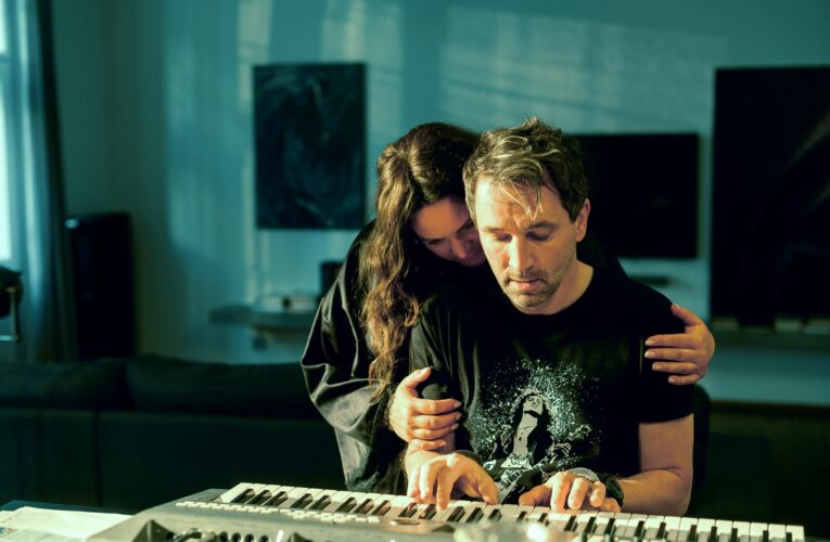 Ondřej Sokol si střihl roli zoufalého zpěváka. Kouzlo derby odhalilo jeho další talent, v kinech už ho vidělo 100 tisíc diváků